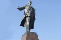 Ему уже не страшны ни молотки, ни краска. Харьковские власти восстановили разрушенный памятник Ленину